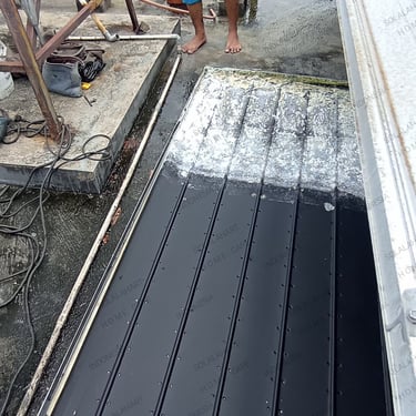 Teknisi Home Care melakukan perbaikan dan perawatan alur kaca bocor Solahart di Tangerang