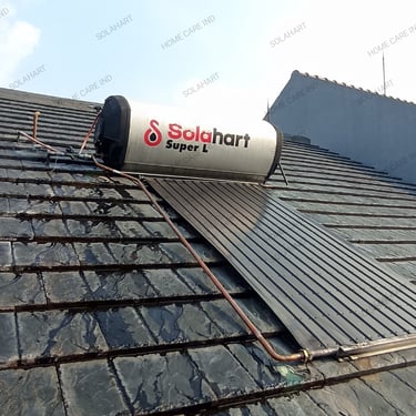 team solahart home care melakukan uji tekanan terhadap alur kaca panel di lebak bintaro