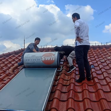 proses pembongkaran unit lama dari atap rumah konsumen jakarta menuju Bekasi solar water heter