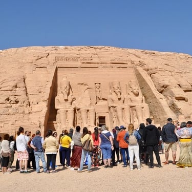 Frente da fachada do templo de Abu simbel com grupo de turistas de portugal 
