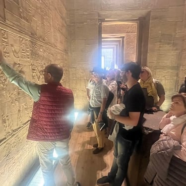 visita ao templo de edfu durante o passeio de cruzeiro pelo nilo entre luxor e assua com grupo brasileiro guiado pelo hadi 