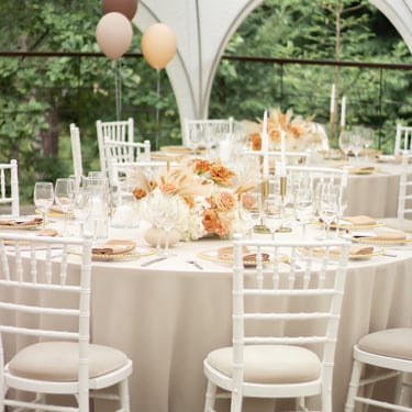 krikštynų dekoras su meškučiais desertai rudos gėlės ruda rožė