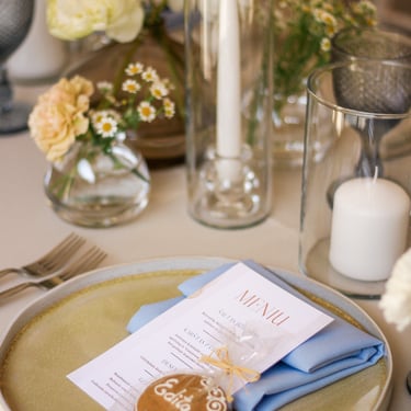 meniukas krikštynų dekoras žydra smėlinė polėkštė žvakė ramunėlės