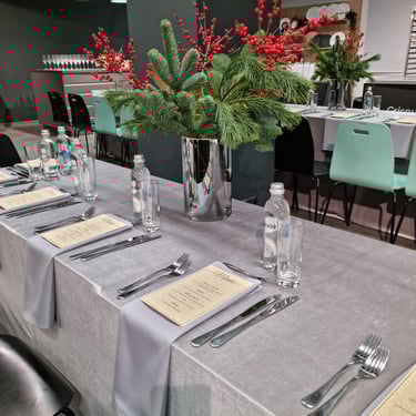 Kalėdinis stalo dekoras su raudonomis uogomis sidarras įmonių dekorai