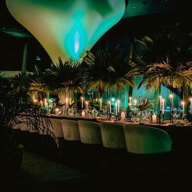 Stebuklai dekoras gimtadienio dekoravimas aukštomis kompozicijomis palmės daug žvakių