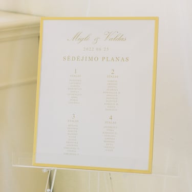 vestuvių dekoratorė floristė saldaus stalo dekoras Krikštėnų dvare susodinimo planas auksinis rėmas skaidrus molbertas