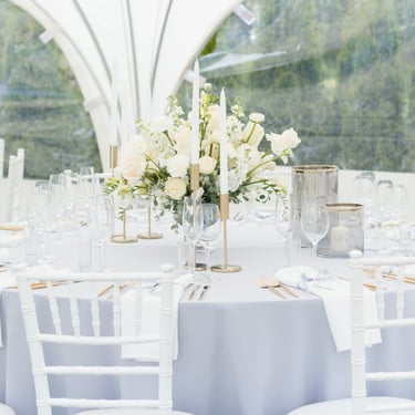 vestuvių dekoratorė floristė saldaus stalo dekoras auksas auksinės žvakidės auksiniai įrankiai baltos gėlės