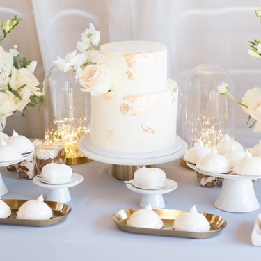 vestuvių dekoratorė floristė saldaus stalo dekoras auksas vestuvių tortas