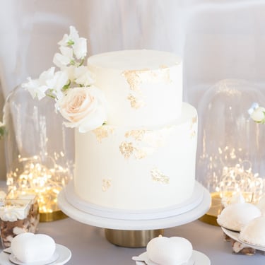 vestuvių dekoratorė floristė saldaus stalo dekoras auksas vestuvių tortas