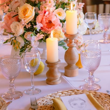 vestuvių dekoratorė floristė itališkas stalo dekoras su citrinomis Skeiville bijūnai rožės