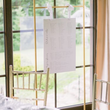 vestuvių dekoratorė floristė saldaus stalo dekoras Villa Top Vilniuje stalo dekoras žalia auksas krištolas auksinis molbertas