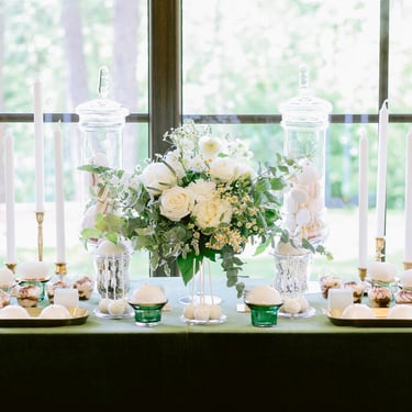 Žalios vestuvės su auksu Villa Top vestuvių dekoratorė floristė saldus stalas