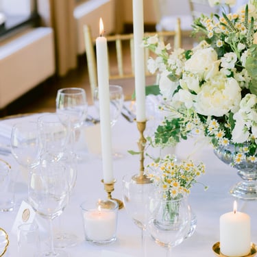 Žalios vestuvės su auksu Villa Top vestuvių dekoratorė floristė gėlių kompozicija stalui žvakės