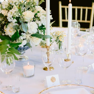 Žalios vestuvės su auksu Villa Top vestuvių dekoratorė floristė