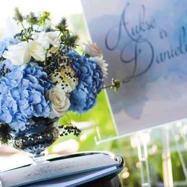 Vestuvių dekoratorė floristė Trakuose floristikos ir dekoro paslaugos mėlynas dekoras mėlynos hortenzijos stalo kompozicija