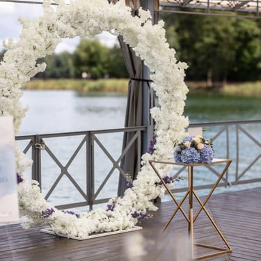 Vestuvių dekoratorė floristė Trakuose floristikos ir dekoro paslaugos dekoras balta vestuvių arka vyšnių šakos foto zona