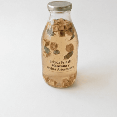 Bebida fría de manzana con cubos de manzana deshidratada