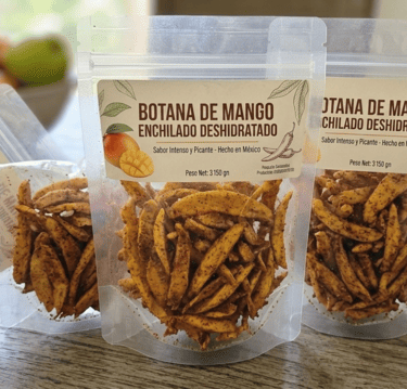 Tiras de mango enchilado deshidratado