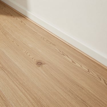 Modern, robust vinyl flooring in a light oak look, perfectly laid out to the wall edge