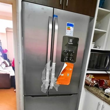 Geladeira inox moderna em cozinha, manutenção pela Veralice Refrigeração.