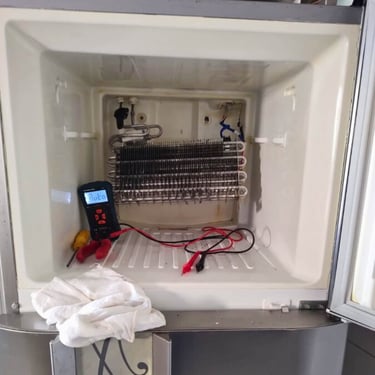 Parte interna de freezer aberto durante diagnóstico técnico em Curitiba.