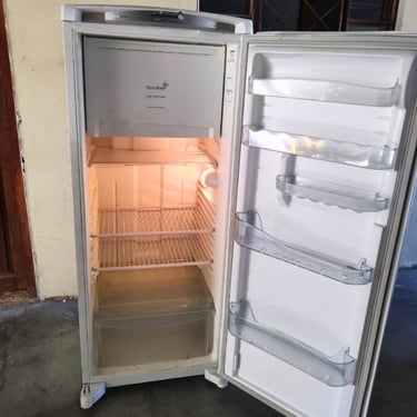 Freezer aberto com luz interna acesa, manutenção em Curitiba.