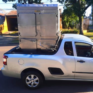 Veículo da Veralice carregando refrigerador para conserto em Curitiba.