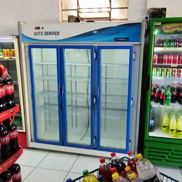 Freezer expositor de bebidas em supermercado, manutenção em Curitiba.
