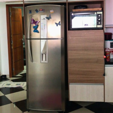 Geladeira inox duplex em cozinha, ilustrando conserto de geladeira em Curitiba.