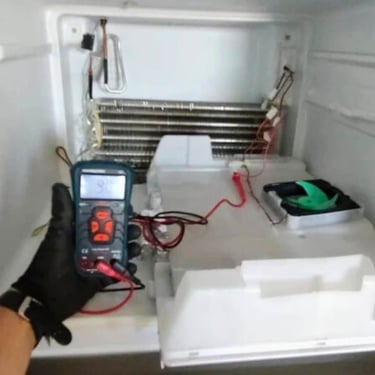 Técnico medindo temperatura em geladeira aberta, manutenção em Curitiba.