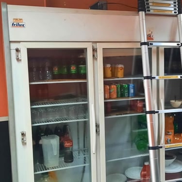 Freezer expositivo de vidro em comércio, manutenção de geladeiras em Curitiba.