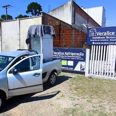 Carro da Veralice Refrigeração estacionado em frente a cliente em Curitiba.