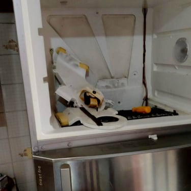 Freezer pequeno aberto com ferramentas, exemplo de conserto de geladeira em Curitiba.