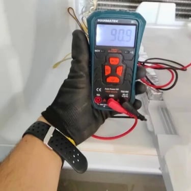 Técnico medindo temperatura em geladeira com multímetro digital em Curitiba.
