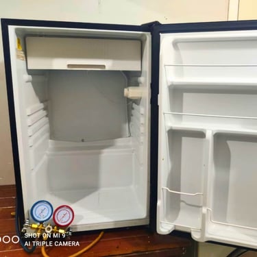 Freezer pequeno branco aberto, manutenção de refrigeradores em Curitiba.