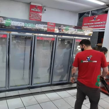 Linha de freezers expositores em mercado, exemplo de conserto de geladeira comercial.