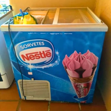 Freezer horizontal Nestlé azul para sorvetes, manutenção de geladeiras em Curitiba.