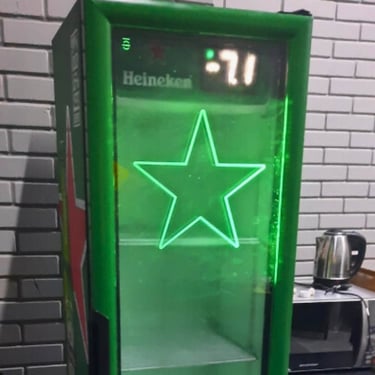 Frigobar Heineken verde com luz interna, manutenção de geladeiras em Curitiba.