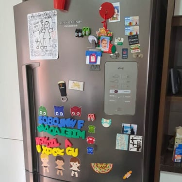 Geladeira inox com ímãs coloridos, representando serviços de reparo em Curitiba.