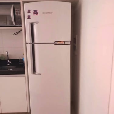 Geladeira branca duplex em cozinha, manutenção pela Veralice Refrigeração.