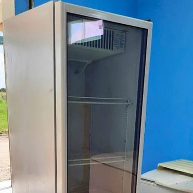 Freezer expositivo vazio de porta de vidro, ilustrando conserto de geladeira em Curitiba.