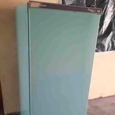 Geladeira antiga azul em pé, representando manutenção de refrigeradores em Curitiba.
