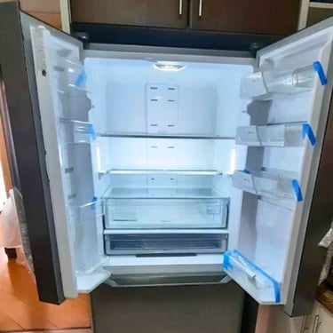 Geladeira aberta com prateleiras internas visíveis, manutenção de geladeiras em Curitiba.
