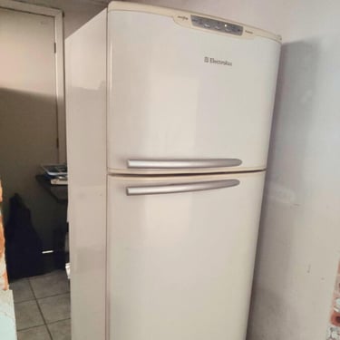 Geladeira branca Electrolux em ambiente doméstico, pronta para reparo técnico.