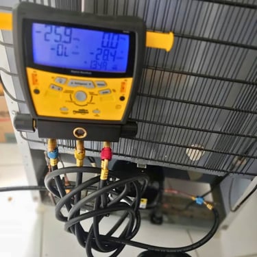 Equipamento digital conectado a condensador, diagnóstico de conserto de geladeira em Curitiba.