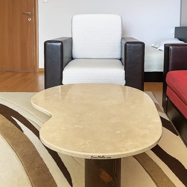 Луксозна холна маса Linea Mollis Sinai Pearl Limestone, част от интериора на апартамента в хотел Авис