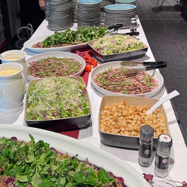 Essensbuffet mit Salaten und Carpaccio