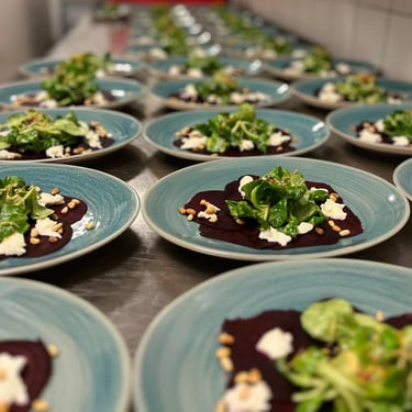 Rote Beete Carpaccio auf den Tellern angerichtet