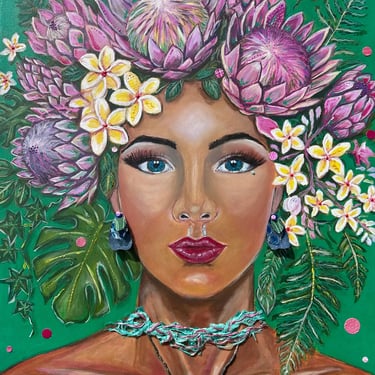 Portrait d'une femme aux yeux bleus et couronne de fleurs exotiques roses, avec collier en relief sur fond émeraude.