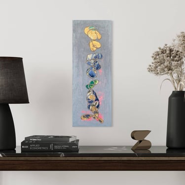 Œuvre d'art grise jaune et bleue exposée dans un décor
